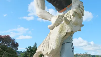 Photo of the giant shearer statue in Te Kūiti